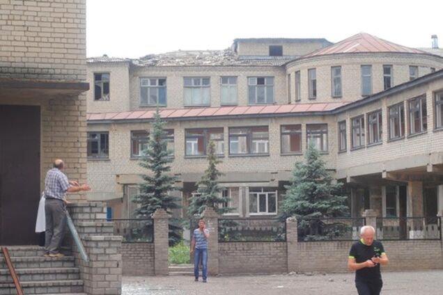 В Красном Лимане из миномета обстреляли больницу. Фотофакт