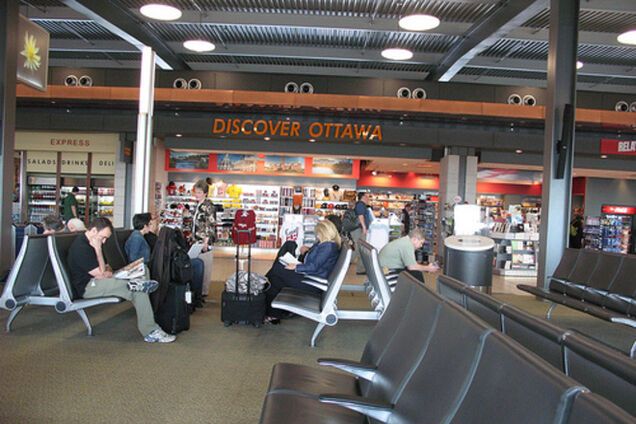 Канадський політик забув в аеропорту папку з секретними документами НАТО