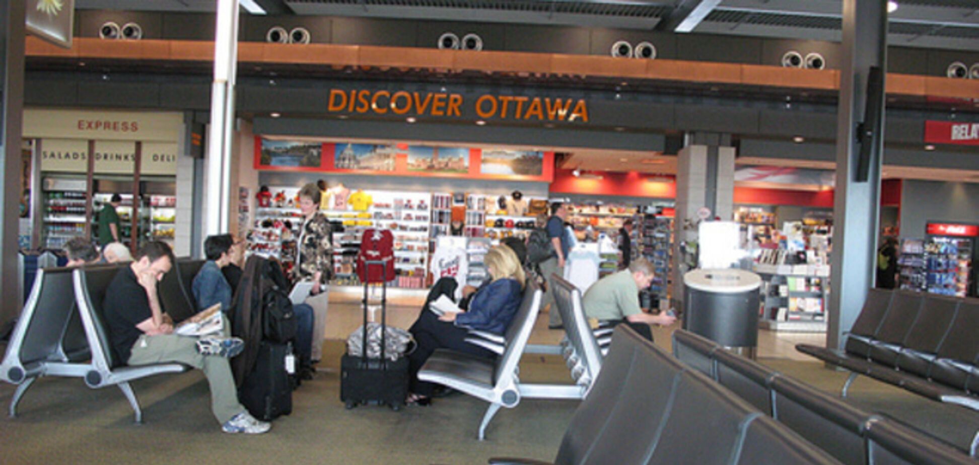 Канадский политик забыл в аэропорту папку с секретными документами НАТО