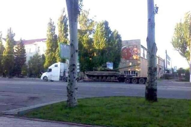 Террористы свободно завозят танки в Луганск