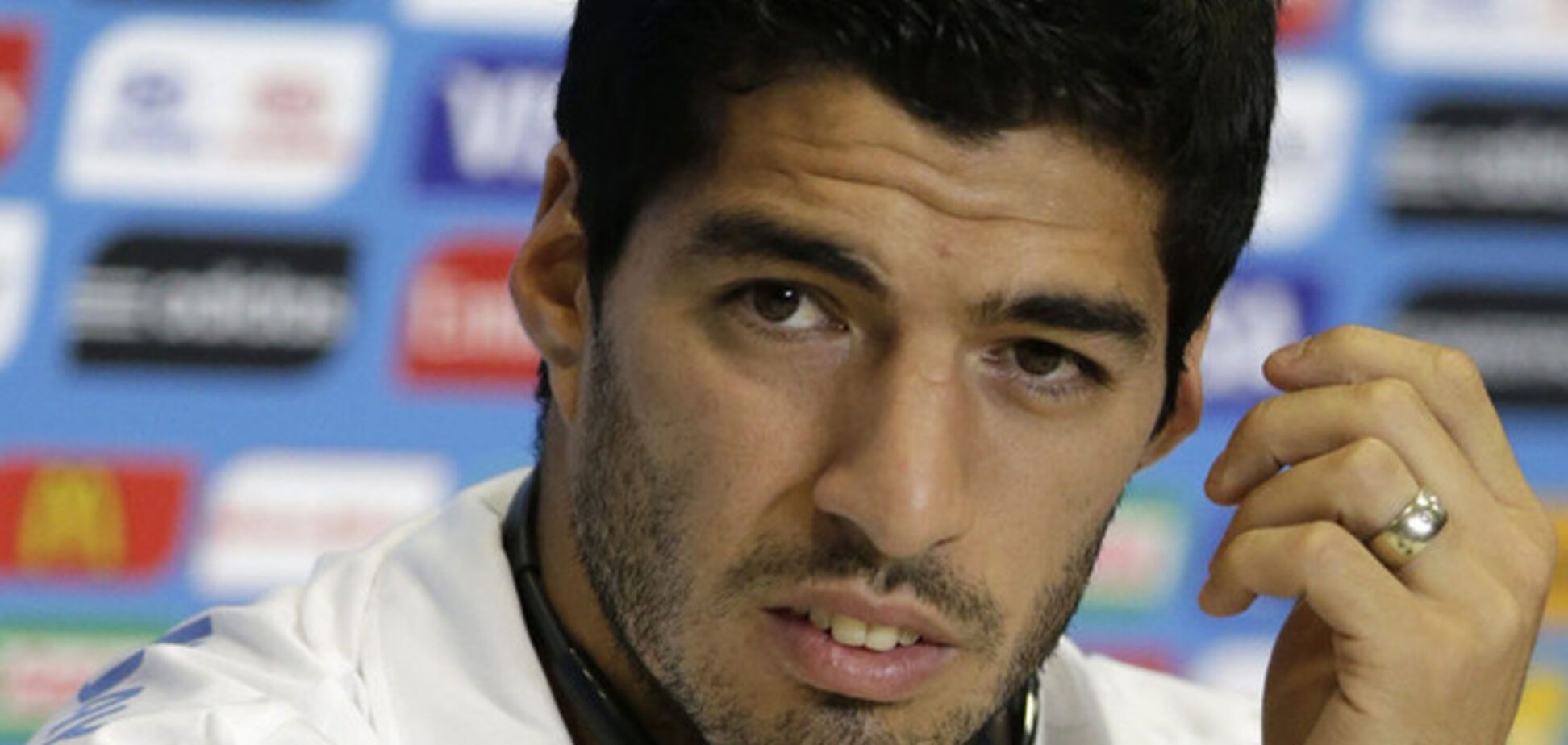 ЧМ-2014. Суарес извинился за укус ради перехода в 'Барселону'