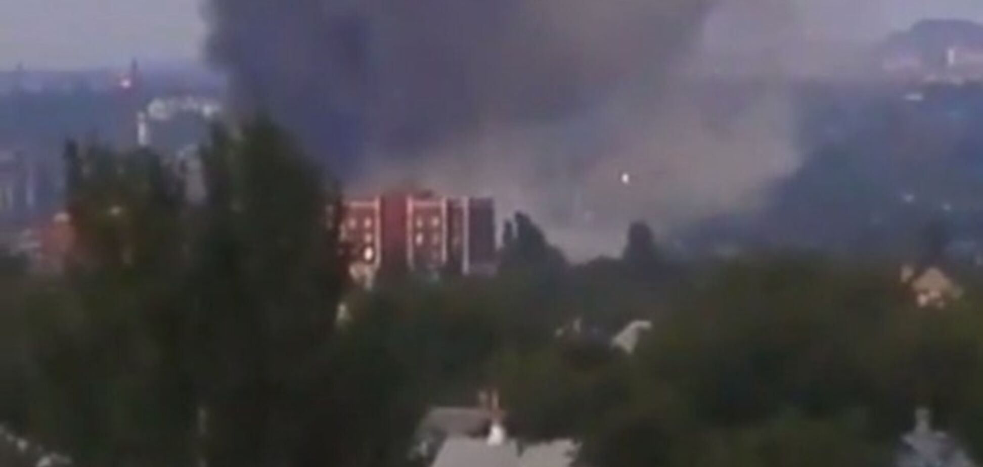 Появилось видео пожара в воинской части Донецка, где взорвали склад с боеприпасами