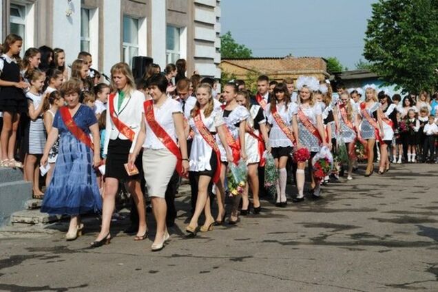 Выпускники Славянска носят цветы террористам и сбегают из города