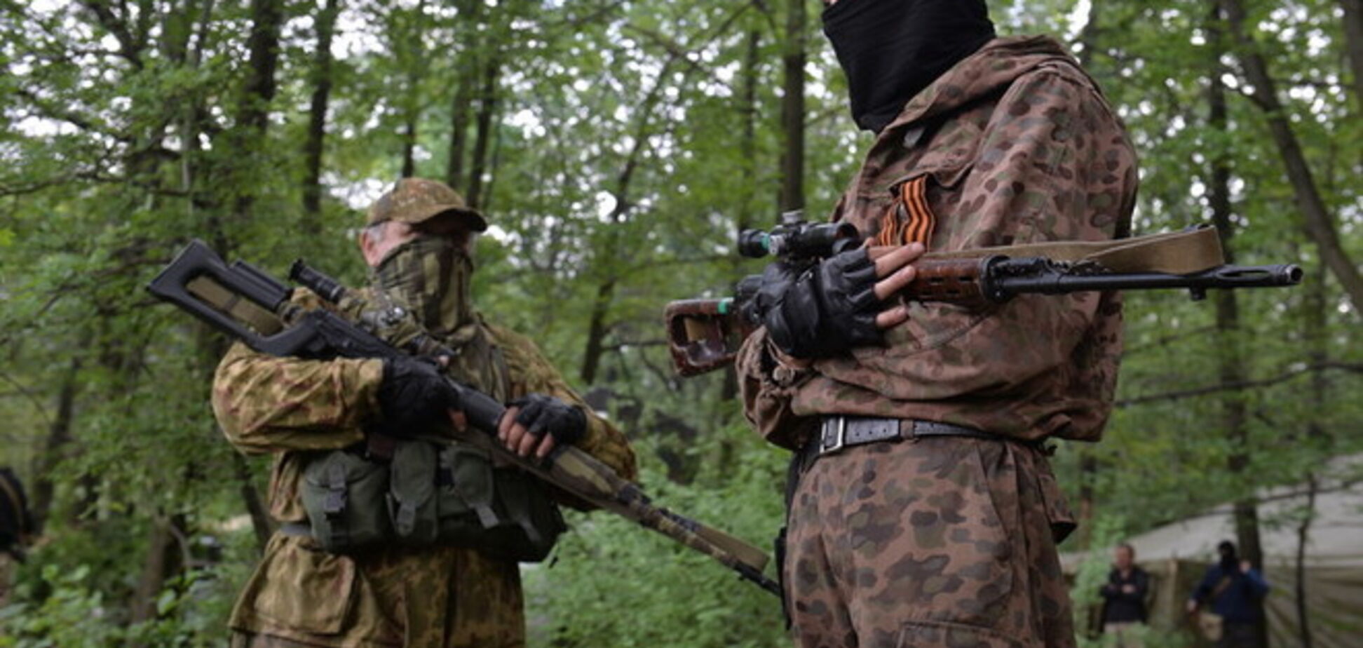 У Свердловську бойовики оточили прикордонний загін, на підході 30 КамАЗів з терористами і 10 БТРів РФ - журналіст