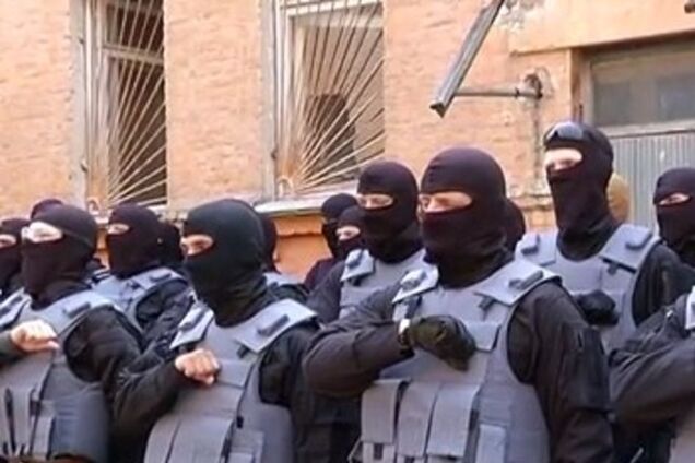 Бойцы батальона 'Азов' прочли молитву перед отправлением на восток. Видеофакт