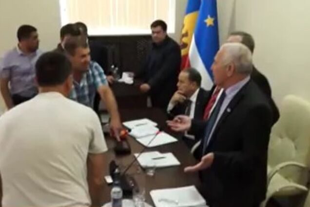 Главу Гагаузии избили на заседании парламента. Видеофакт