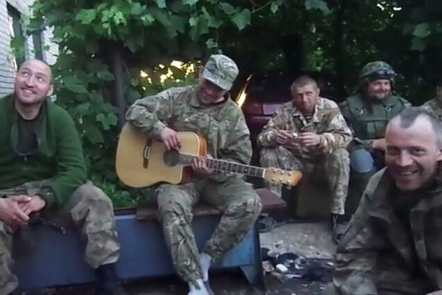 'Мушкетеры' из Нацгвардии спели о дуэлях под артобстрелом