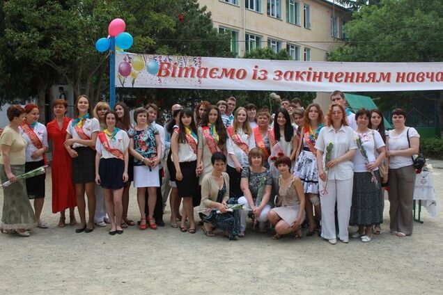 В Крыму выпускников заставили написать объяснительные за пение 'чужого гимна'
