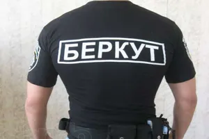 В Интернете начали продавать одежду с символикой "Беркута"