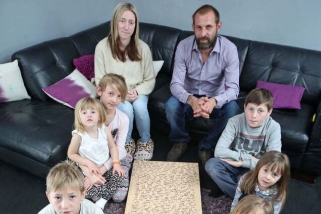 Девочка проиграла битву с раком, но оставила своим родным послание на обратной стороне зеркала