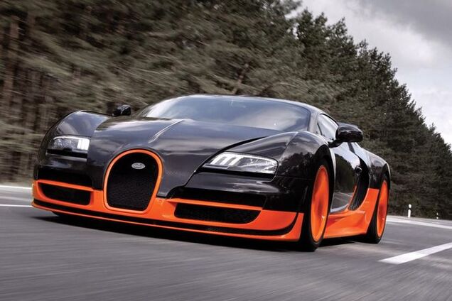 Легендарный Бугатти Veyron обогнал суперкар новичок