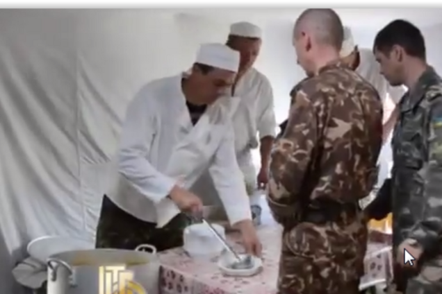 Появилось видео, как питаются бойцы АТО, и видели ли они американские сухпайки