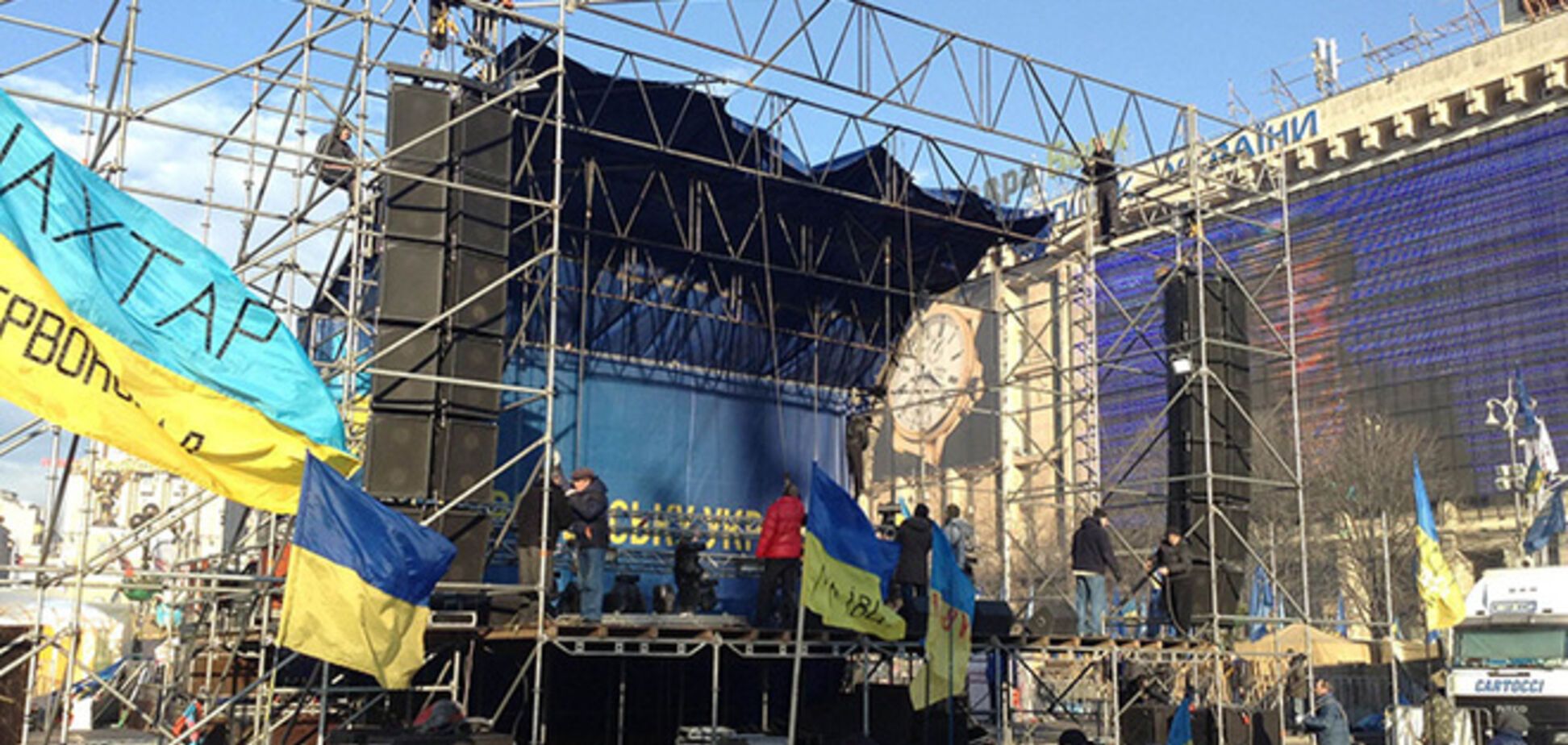 В Киеве разобрали сцену Евромайдана. Фотофакт