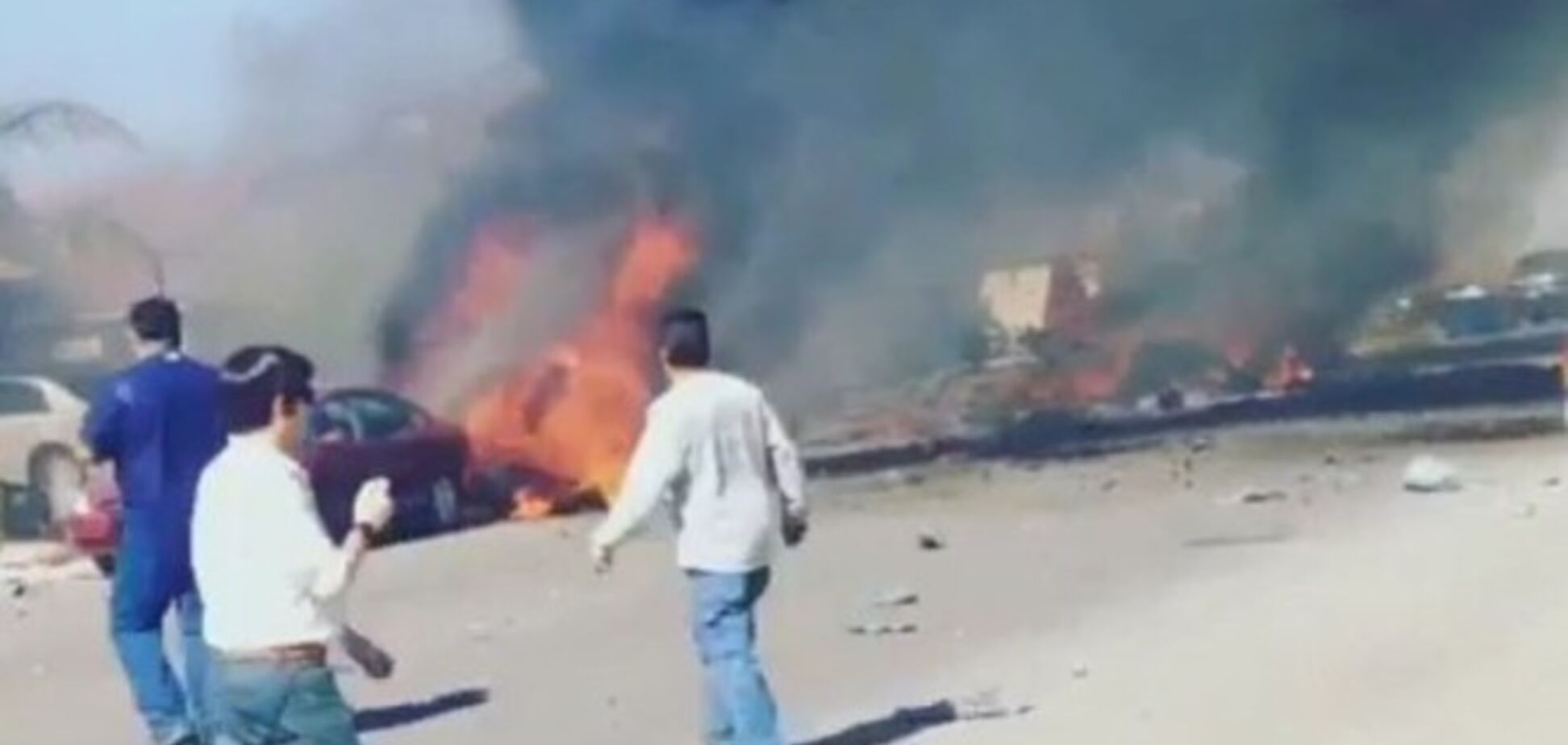 В Калифорнии на жилой дом упал истребитель. Видеофакт