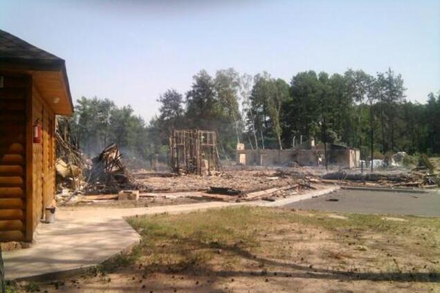 База боевиков в Красном Лимане после зачистки: сгоревшие помещения и покореженные авто