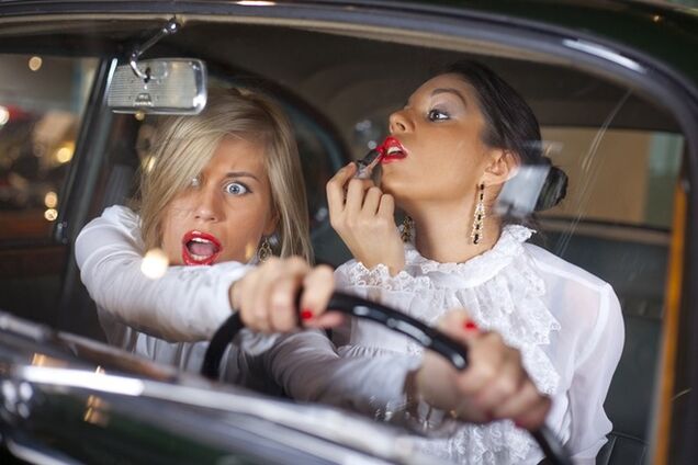 Страховщики назвали самые опасные привычки водителей