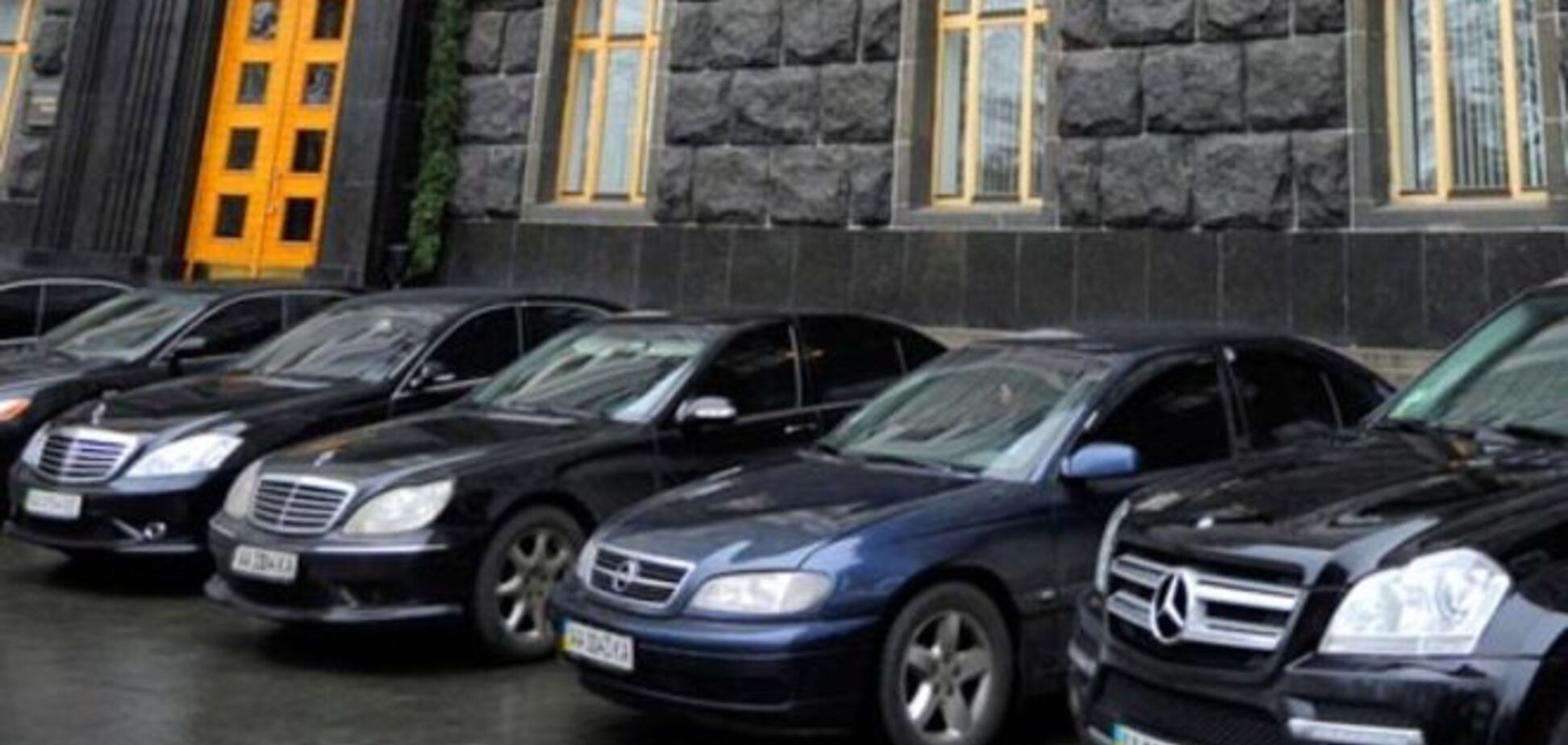 Кабмин продал 8 из 73 правительственных автомобилей