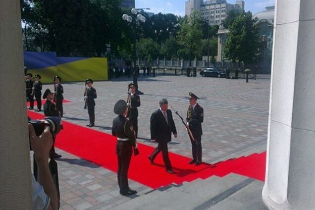   Солдат почетного караула потерял сознание на инаугурации Порошенко  