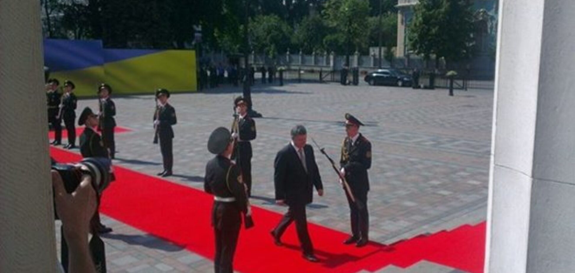   Солдат почетного караула потерял сознание на инаугурации Порошенко  
