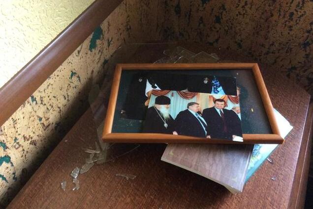 Дачу Януковича на Донеччині розграбували: фото розкидані, скло розбите