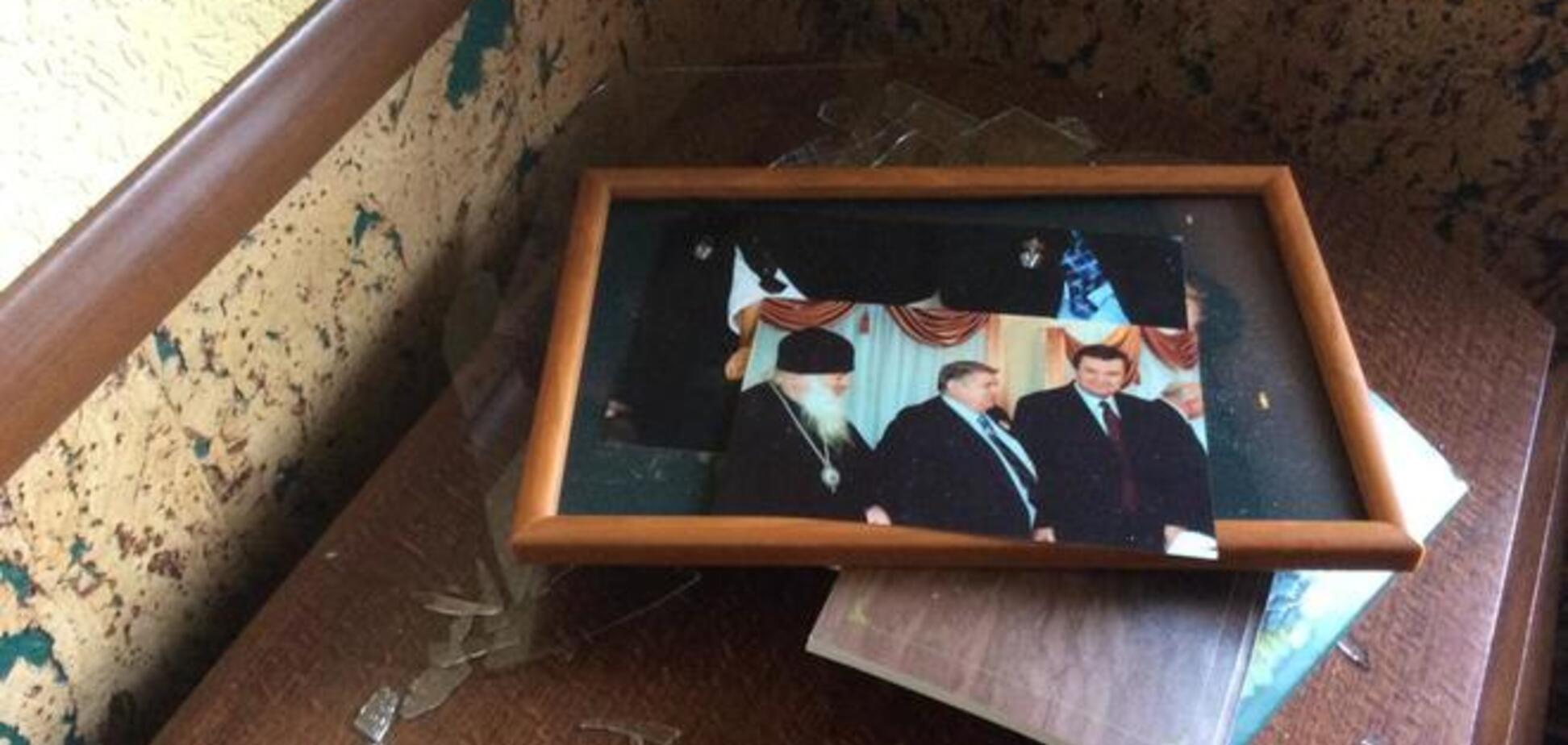 Дачу Януковича на Донетчине разграбили: фото разбросаны, стекла разбиты