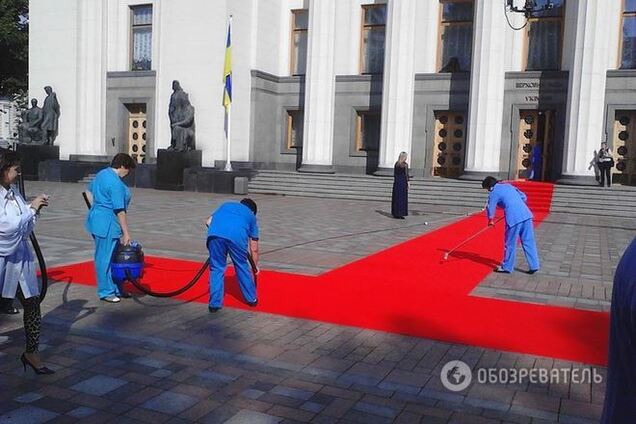 Перед Радой идут последние приготовления перед инаугурацией Порошенко. Фотофакт