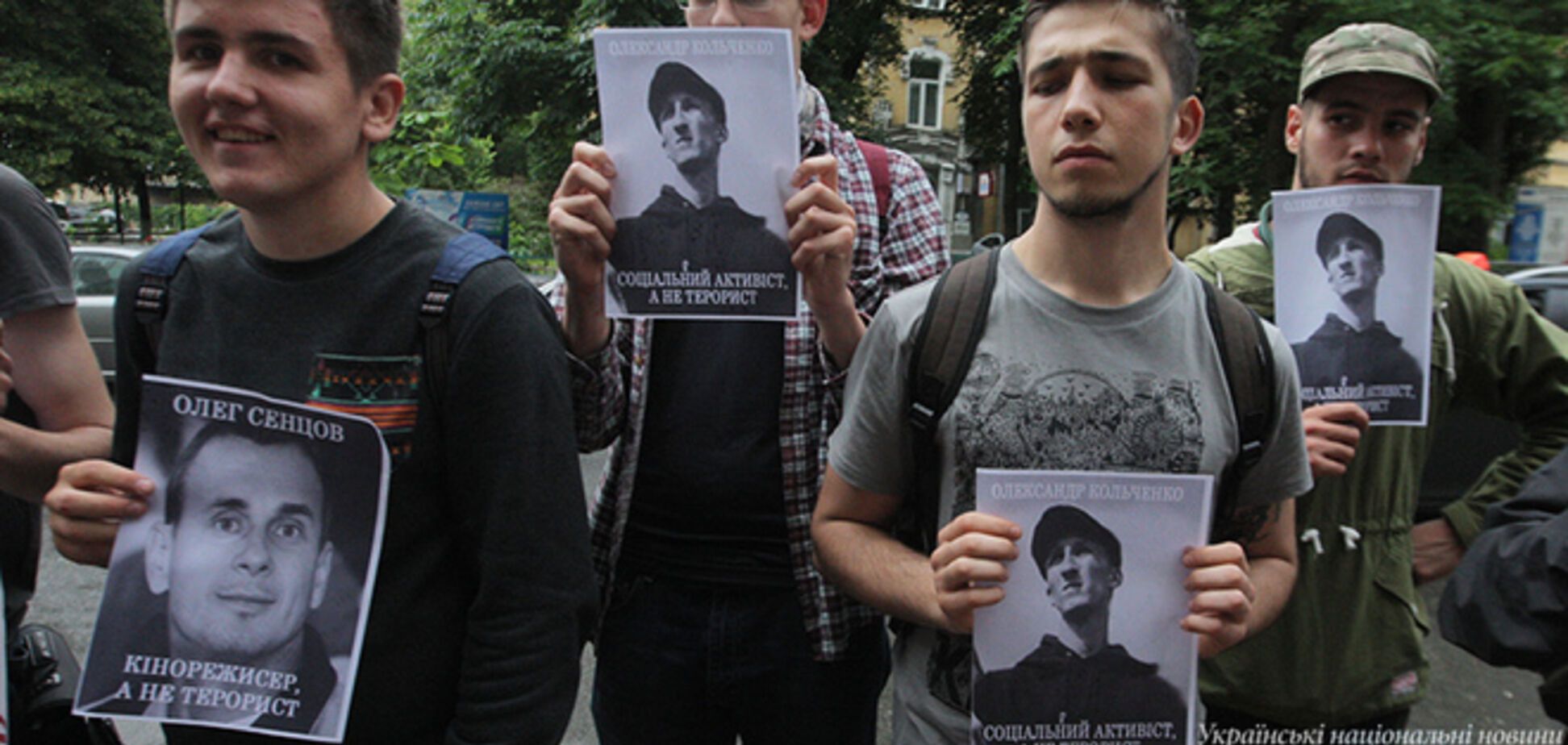 Українці в знак протесту прикували себе наручниками у посольства РФ в Берліні