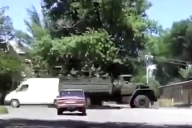 В Снежное заехали БТР и грузовики с террористами. Видеофакт