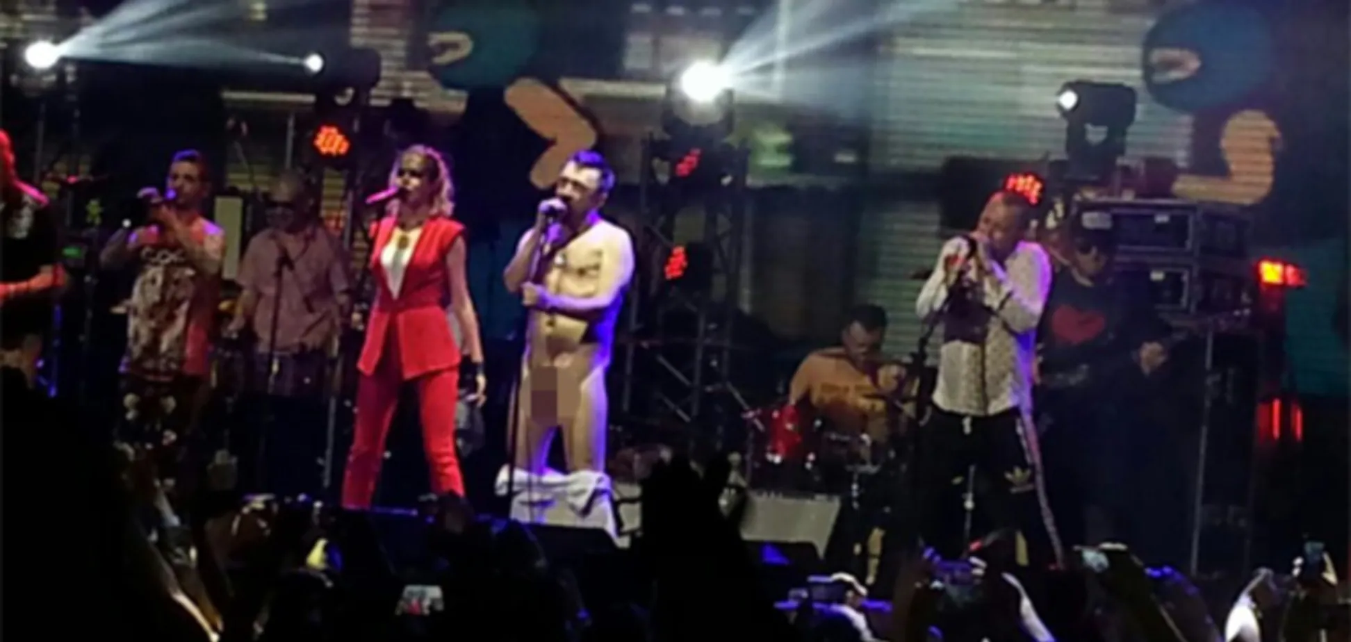 Шнуров выступил голым на своем концерте в Москве