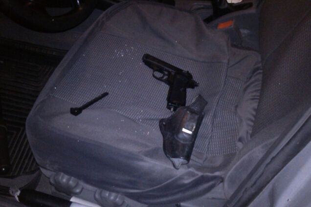 На Житомирщине гаишники задержали автомобиль с кучей спецсредств и патронов