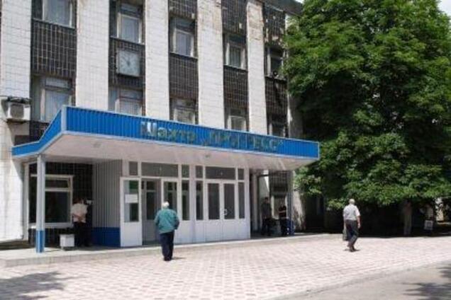 Горняков из Тореза заставили отдать зарплату 'ДНР'