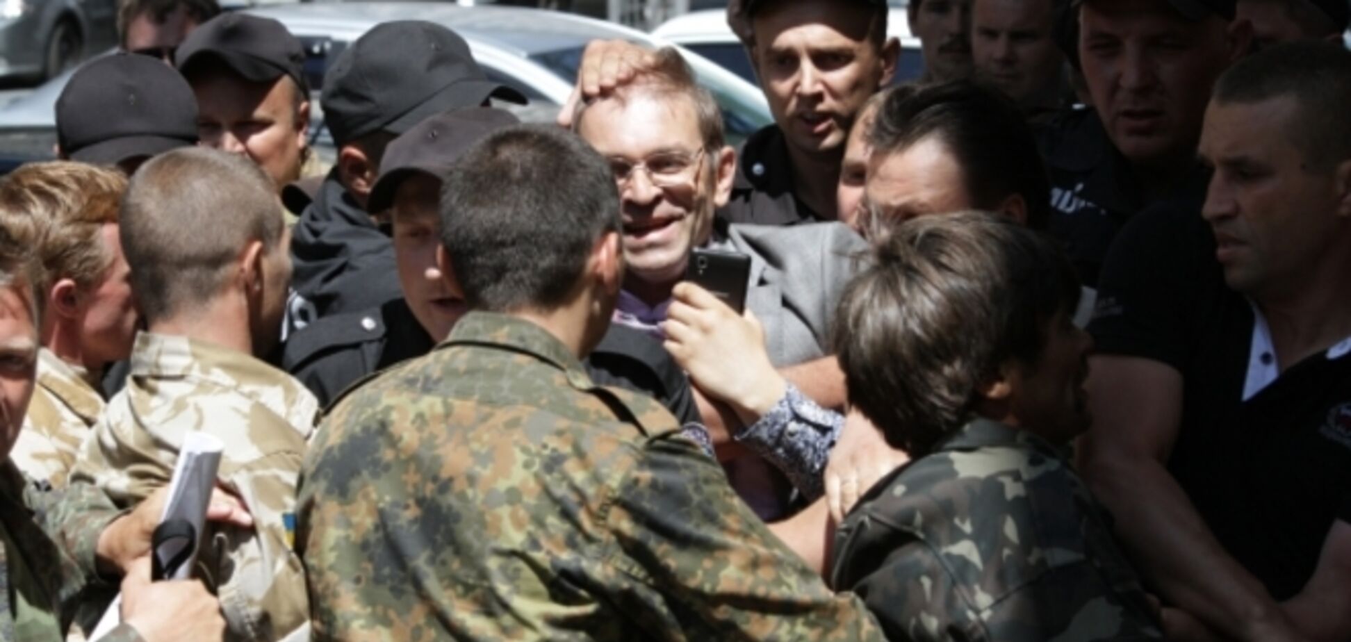Під Радою мітингувальники пошарпали Пашинського і повернули його на робоче місце