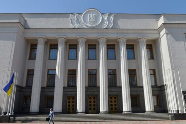 Активисты под ВР во вторник потребуют от нардепов работать без каникул