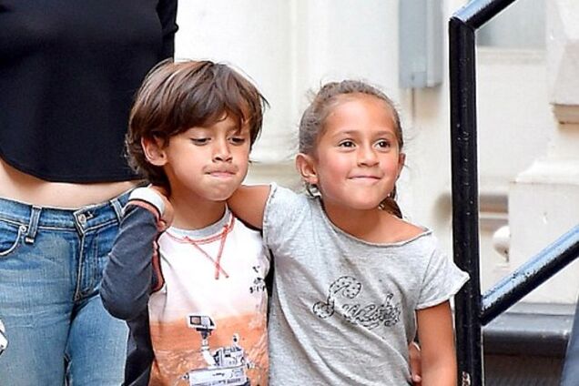 Звёздные близнецы: Дженнифер Лопес вывела детей на прогулку