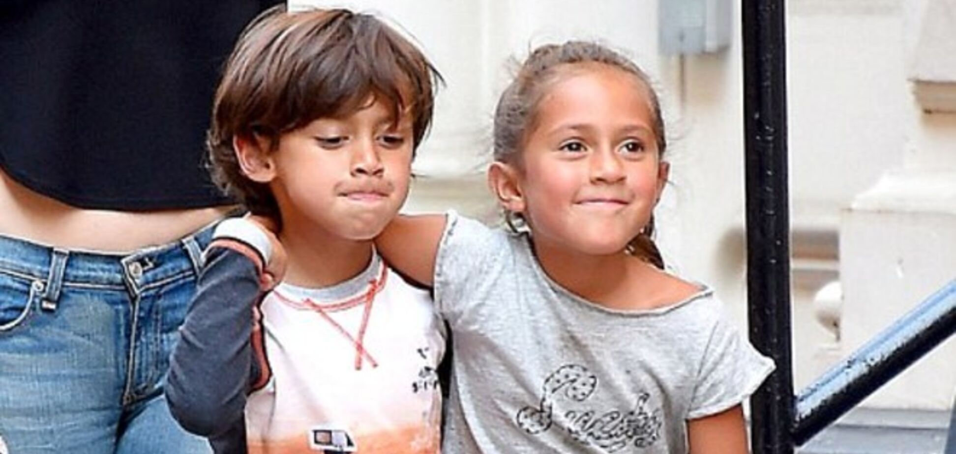 Звёздные близнецы: Дженнифер Лопес вывела детей на прогулку