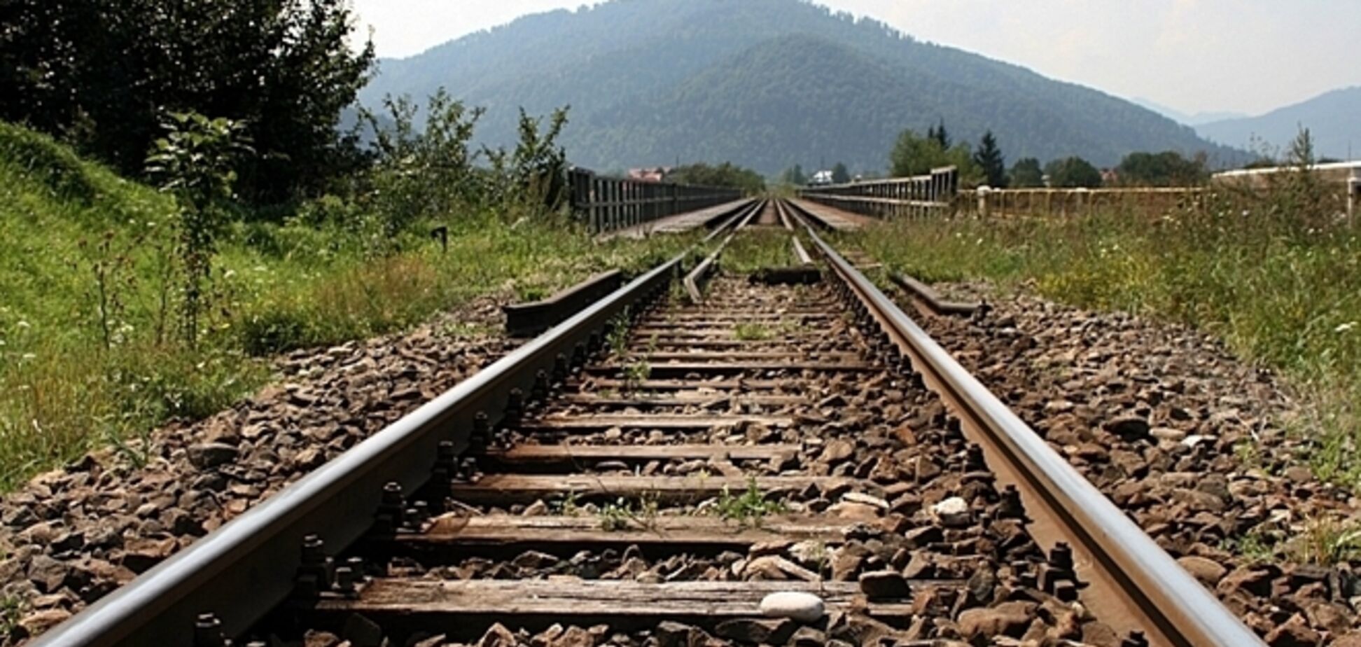 Неизвестные подорвали два участка железной дороги на Донетчине