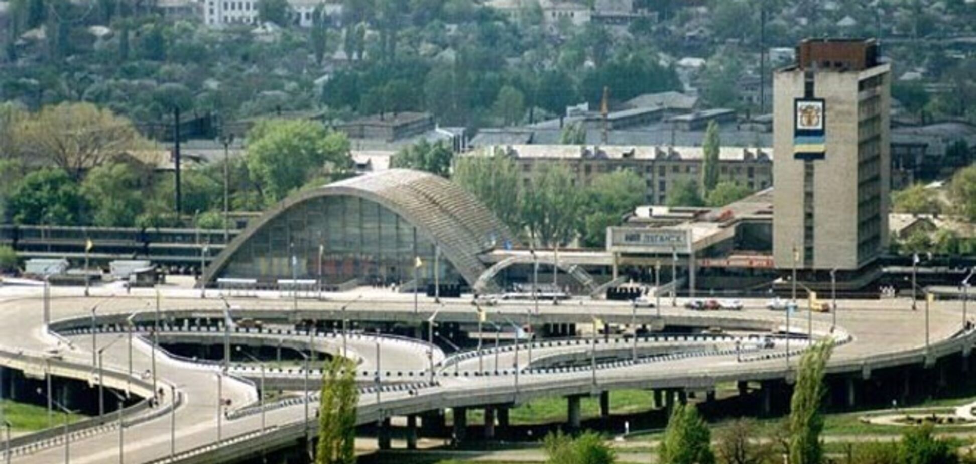 На улицы Луганска попало несколько снарядов