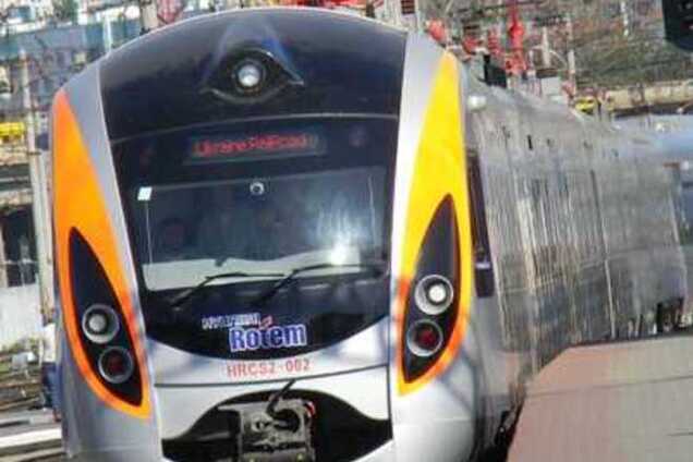 Под Киевом поезд Hundai столкнулся с автопогрузчиком