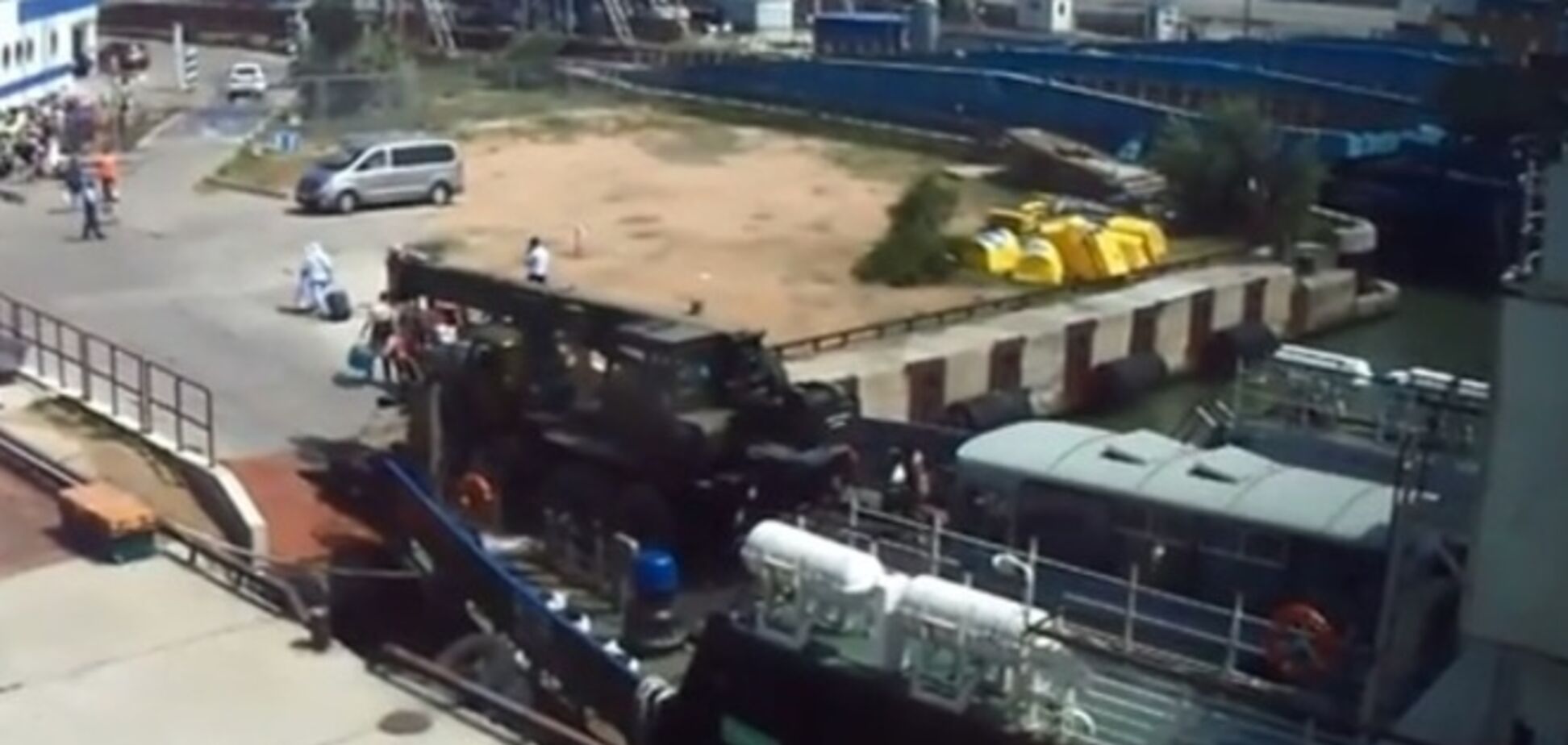 'Пробка' на Керченской переправе увеличивается из-за перевозки военной техники