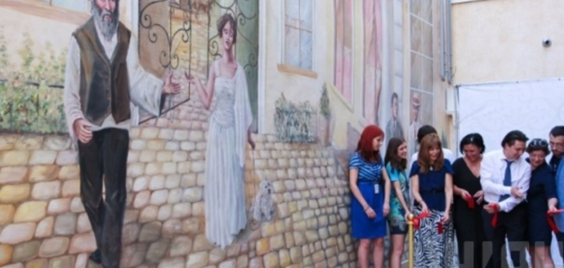 Найбільшу фреску в Україні відкрили в одеському дворику 