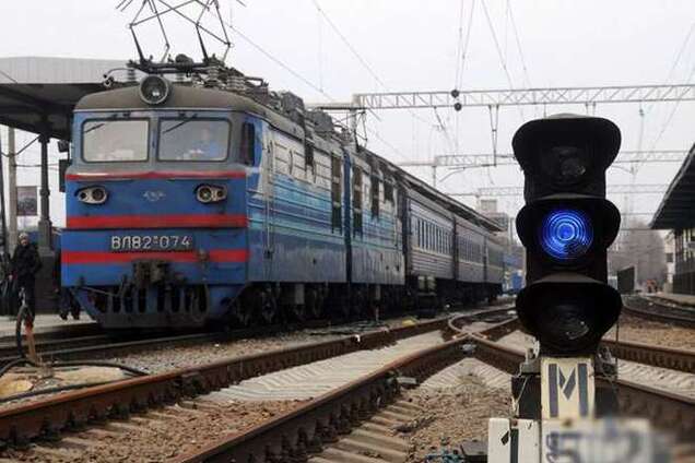 На ДЖД опровергли информацию о снятии боевиками всех мужчин с поезда 'Донецк-Киев'