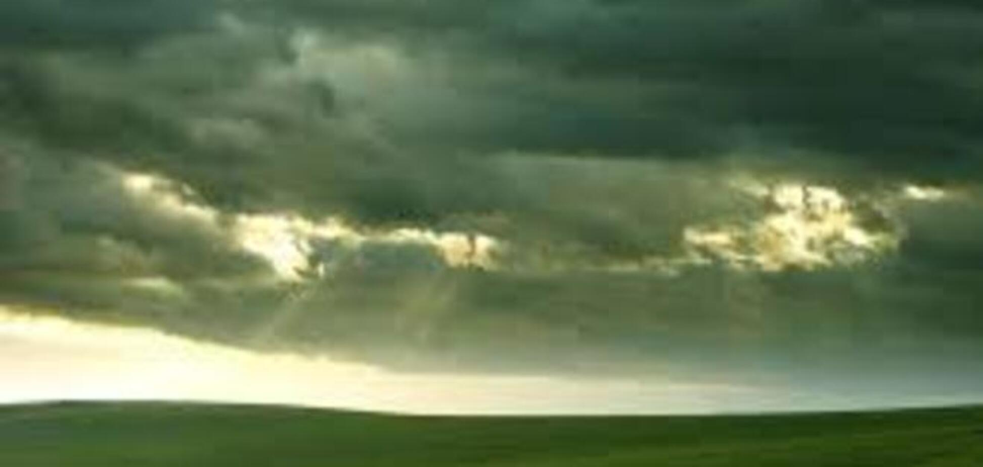 В пятницу в Украину придут жара и дожди