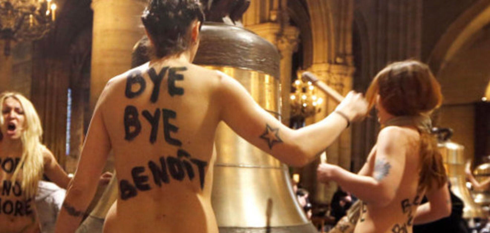 Femen оштрафовали за прошлогоднюю акцию в Нотр-Даме