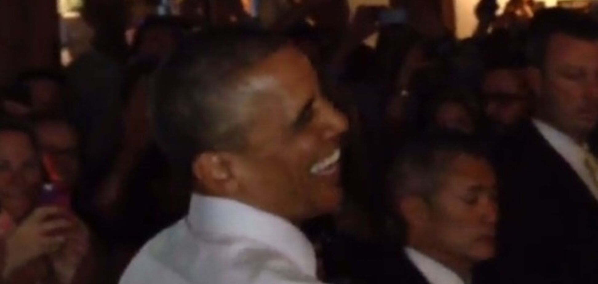 Обаме в одном из баров Денвера предложили покурить марихуану