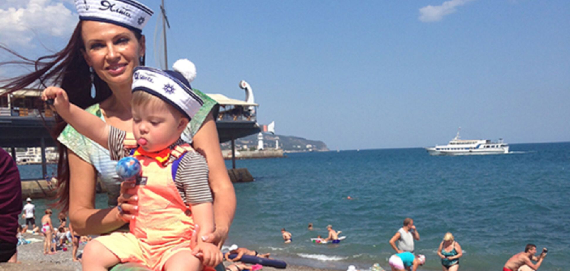 Эвелина Бледанс отвезла сына в Крым