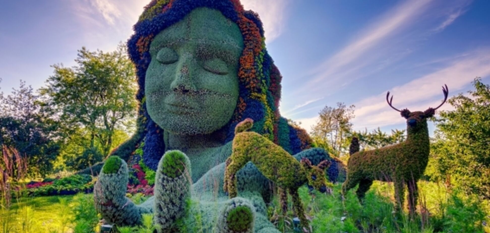 В Канаде 'выросли' гигантские скульптуры из растений