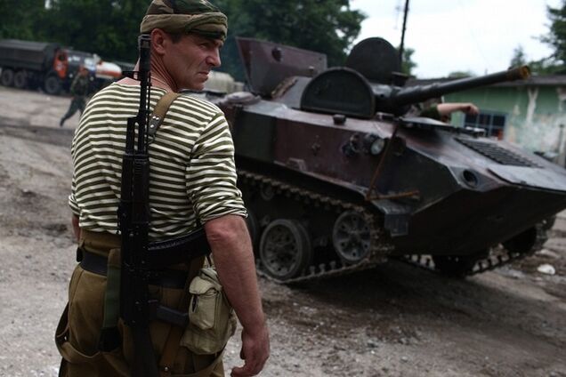 На Луганщине заметили большую колонну бронетехники с флагами РФ