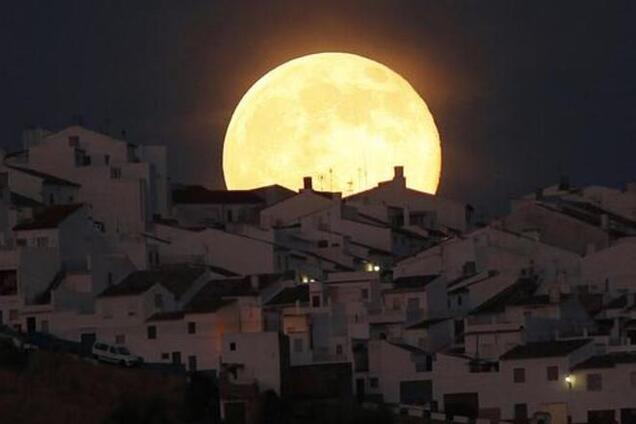 Луна подошла к Земле на рекордно близкое расстояние