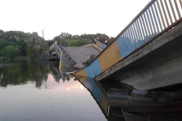 Терористи підірвали міст у Зугресі