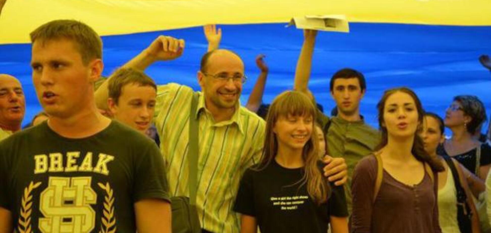 В Мариуполе развернули самый большой флаг Украины